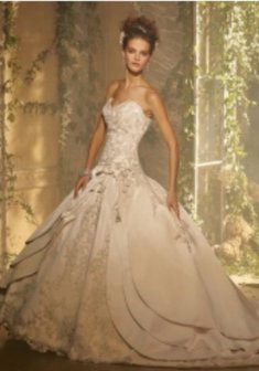 Свадебное платье VN44-V31042. С пышной юбкой, длинное со шлейфом.