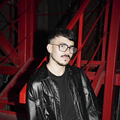 Ведущий, артист Дмитрий Приказчиков